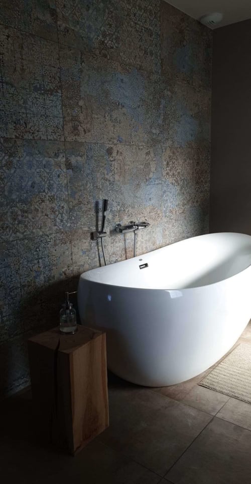 Baignoire blanche moderne aux murs carrelés bleu-gris rustiques à Théière & Couverts, Cernay