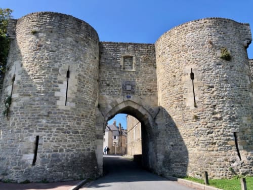 Tours de porte historiques en pierre à l'entrée de Boulogne-sur-Mer, architecture de forteresse médiévale