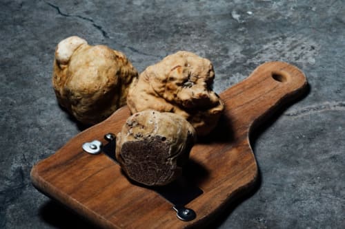 Radice di zenzero fresco e aglio su tavolo di legno presso Dimora i Manichei, Monforte d'Alba