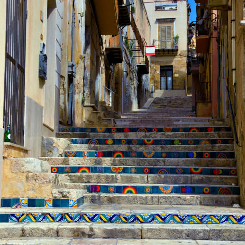 Suggestiva scalinata decorata nel centro storico di Sciacca, vicino alle camere Macramè Fazello