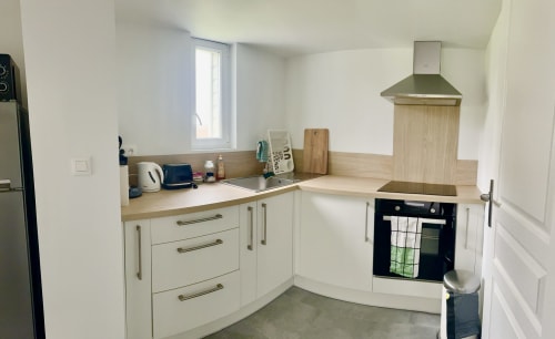 Modern kitchen in Le Clos 5 cottage at Le Clos De La Vallée, Bellengreville, with cream cabinetry, wooden countertops, gas