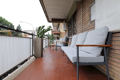 Terrazza moderna dell'appartamento Re di Roma a Roma con sedute, piante e vista sulla città