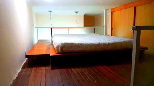 Quarto espaçoso no Hostel New Ipanema no Rio de Janeiro com cama queen, pisos de madeira, detalhes em laranja e vista da cidade
