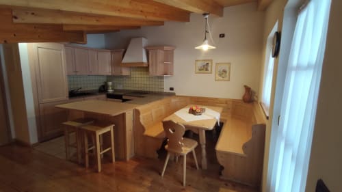 Küche und Essbereich des Sass Becè Apartments in der Residence Rodolon, Mazzin, mit Holzbalken und Bergblick