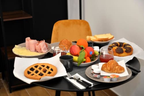 Colazione continentale al Blackwoody Contemporary Hospitality di Napoli con pasticcini, frutta fresca e affettati