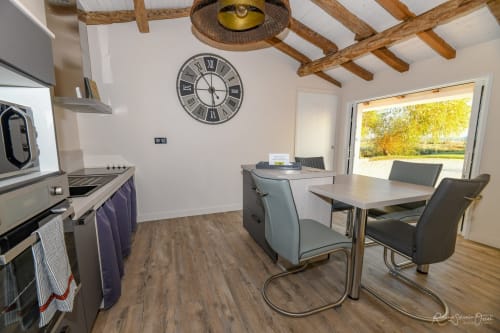 Cuisine et salle à manger modernes aux Gites De La Grande Borderie à Saint-Gervais avec électroménagers en inox et bois