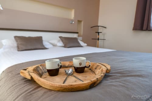 Deux tasses de café sur un plateau en bois dans la chambre de la villa aux Gîtes De La Grande Borderie, Saint Gervais