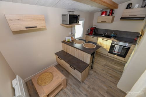Cuisine et salle à manger modernes en bois à la villa des Gîtes De La Grande Borderie, Saint Gervais, avec micro-ondes et aménagement compact