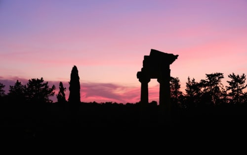 Antichi ruderi siluettati al tramonto vicino alle camere Macramè Fazello a Sciacca, Sicilia