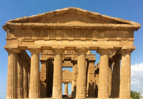 Rovine dell'antico tempio greco ad Agrigento vicino a Sciacca, Italia