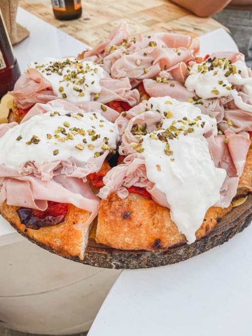 Piatto gourmet di panini presso La Maison Srls a Bari con prosciutto, cream cheese e pistacchio