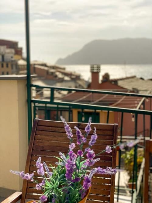 Fiori viola sulla terrazza di SoleMagia a Vernazzo con vista sul mare e le montagne