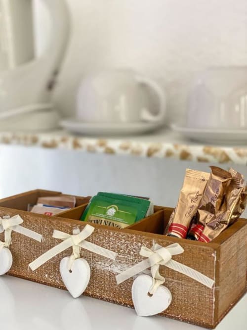 Cesto di benvenuto con tè, caffè e dolcetti presso SoleMagia B&B, Vernazzo