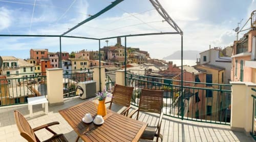Terrazza della Camera 3 SoleMagia con vista sulla città, gli edifici colorati di Vernazzo e il Mar Mediterraneo