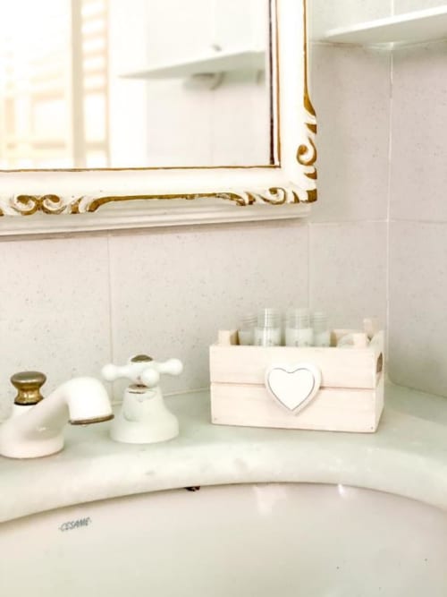 Elegante lavabo della SoleMagia B&B a Vernazzo con lavandino bianco, specchio decorativo, e finiture in ottone