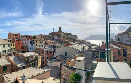 Vista dalla terrazza di Vernazza con edifici colorati e Mar Mediterraneo, camera SoleMagia con affaccio sulla città