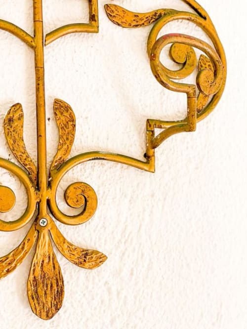 Dettaglio decorativo in ferro dorato nella Camera 2 della SoleMagia B&B, Vernazzo, Italia