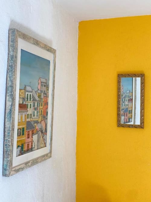 Due cornici di vedute europee su pareti bianche e gialle nella camera del BnB SoleMagia a Vernazzo, Italia