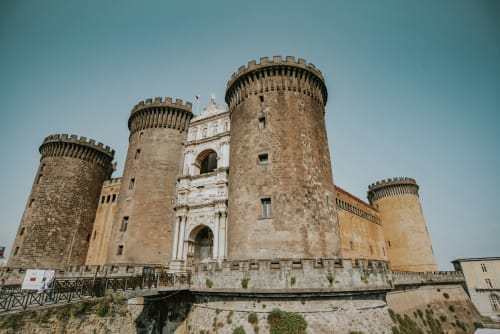 Fortezza Castel Nuovo con le sue torri iconiche a Napoli, vicino al bed and breakfast Borgo Angioino