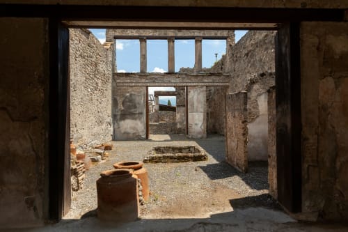 Cortile di antiche rovine romane con vasi in terracotta, Borgo Angioino, Napoli