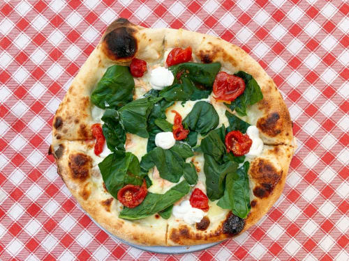 Pizza Margherita tradizionale con basilico fresco e mozzarella a Borgo Angioino, Napoli