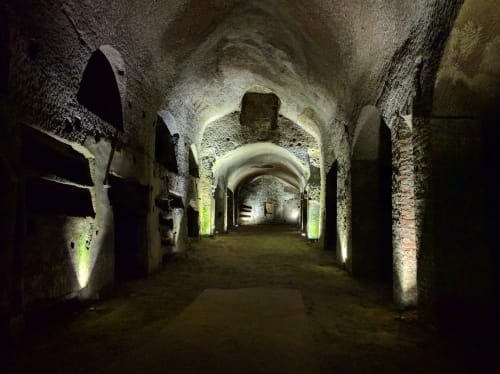 Antico arco in pietra al Borgo Angioino, hotel boutique di Napoli con illuminazione suggestiva