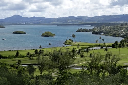 L'hôtel Kay Betty domine une baie turquoise avec palmiers et prairies verdoyantes aux Trois-Îlets, Martinique
