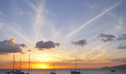 Voiliers ancrés au coucher de soleil à Les Trois-Îlets, Martinique, vue de l'hôtel Kay Betty