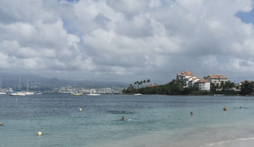 Vue balnéaire de Kayak Betty avec voiliers et bâtiments de villégiature aux Trois-Îlets, Martinique