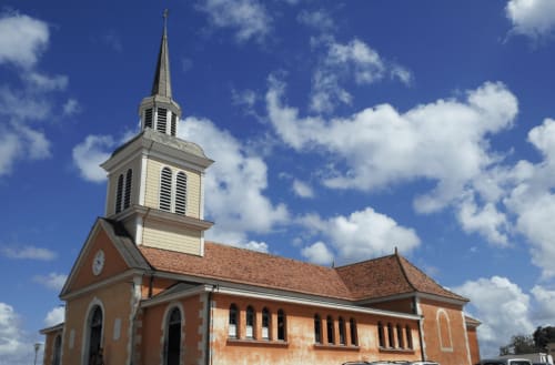 Église historique en briques rouges avec clocher blanc à Les Trois-Îlets, Martinique, près de l'hôtel Kay Betty