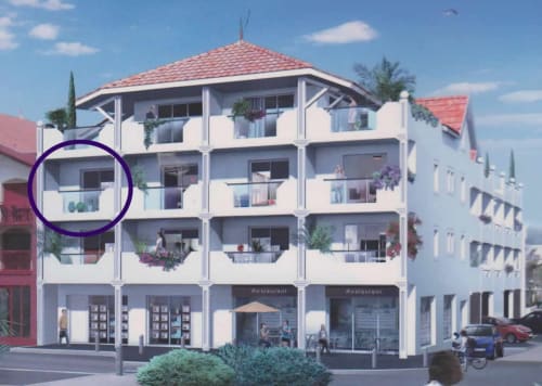Hôtel Côte Et Dune à Biscarrosse Plage, façade blanche, toit en tuiles rouges, balcon du T2 en évidence avec vue océan