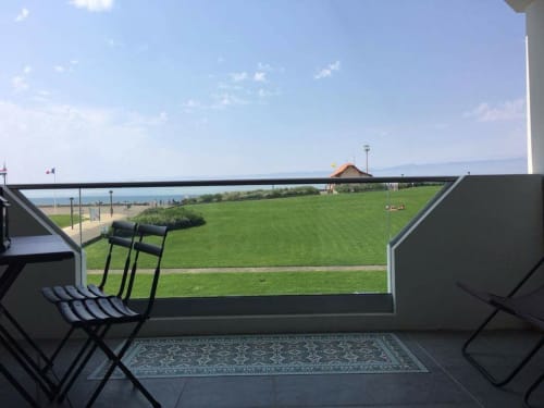 Vue depuis le balcon de l'appartement Côte Et Dune à Biscarrosse Plage : océan, pelouse verdoyante et accès direct à la plage