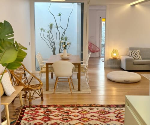 Sala de estar de villa moderna con vistas al mar, comedor, muebles contemporáneos y luz natural de ventanales del piso al techo