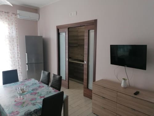 Modern studio apartment at La Maison Du Port, Licata featuring dining area, flat-screen TV, and kitchenette