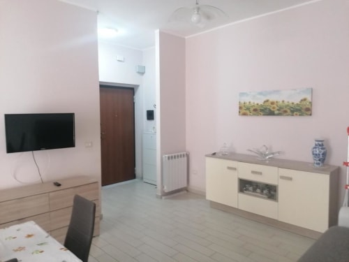 Monolocale rosa a La Maison Du Port a Licata con angolo cottura, TV e arredi moderni