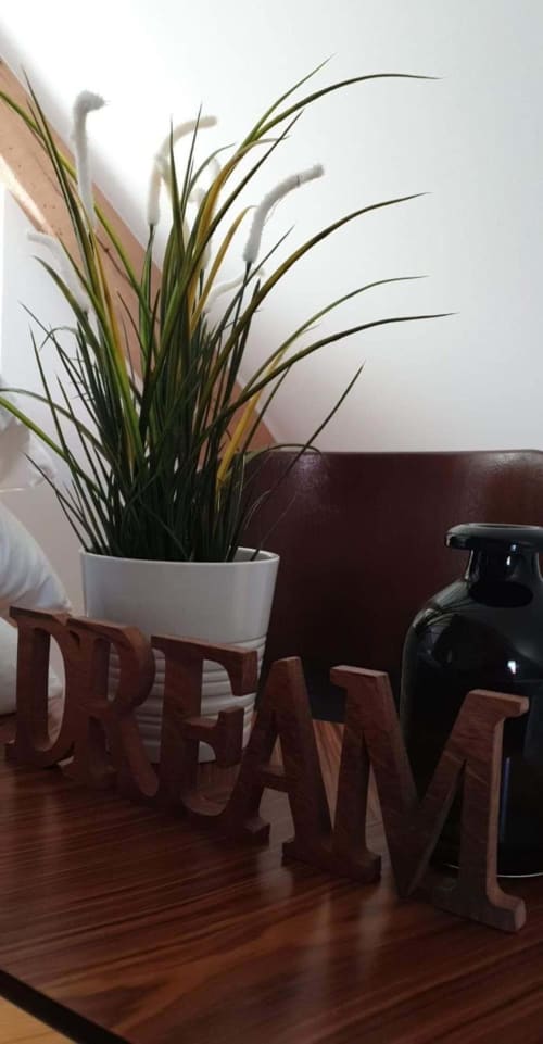 Plante décorative en pot blanc sur support en bois dans la chambre d'hôtes Théière & Couverts, Cernay