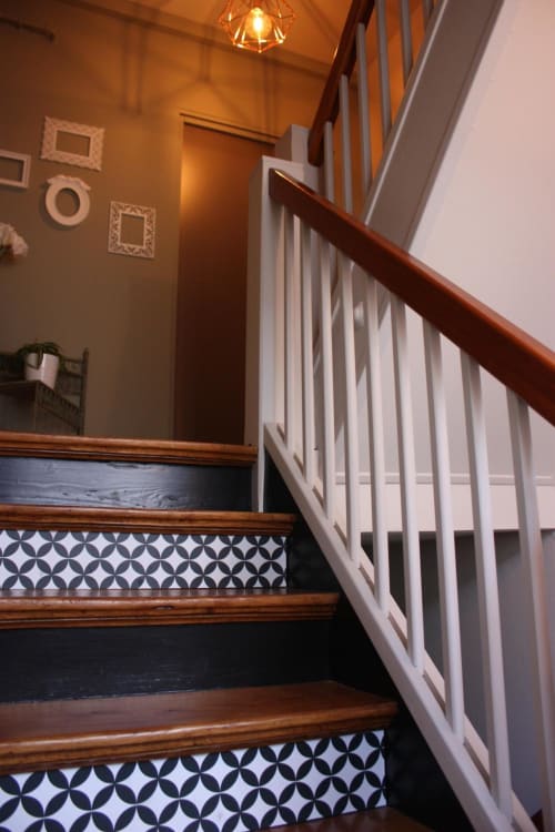Escalier de Théière & Couverts avec rampes en bois, carrelage à motifs et éclairage chaleureux à Cernay