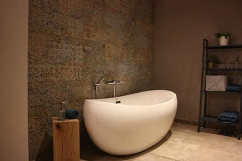 Salle de bains luxe moderne avec baignoire autoportante blanche aux Chambres Théière & Couverts à Cernay