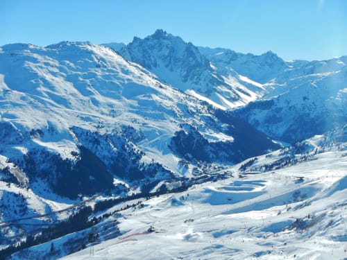 Montagnes alpines enneigées et vallée près de Saxon, Suisse - vue panoramique hivernale