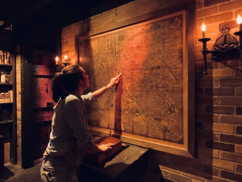 Visiteur examinant une carte ancienne à la Les Louettes B&B à Saxon, Suisse