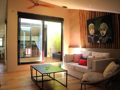 Salon moderne à l'hôtel-boutique AJOUCADOU à Lourmarin avec canapé, table basse, portrait et portes vitrées sur la terrasse