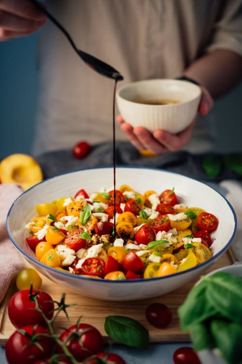 Salade caprese fraîche avec tomates, mozzarella et basilic aux Louettes B&B à Saxon
