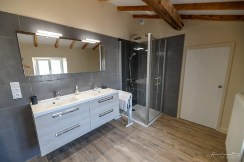 Salle de bain moderne avec vasque double, miroir et douche à l'italienne à la villa Gîtes De La Grande Borderie à Saint-Gervais