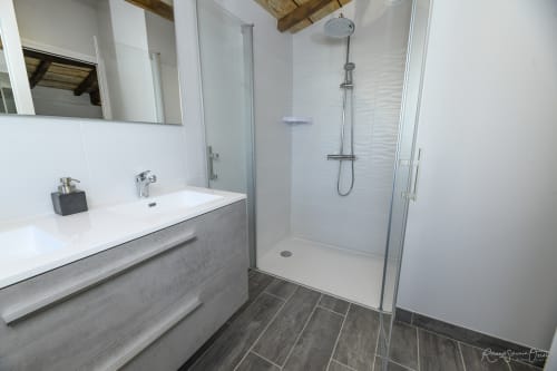 Salle de bain moderne aux Gîtes De La Grande Borderie avec douche à l'italienne, lavabo et sol chauffant
