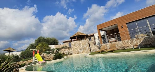 Villa de luxe avec piscine, architecture moderne en bois et vue sur la mer à Porto-Vecchio, Corse