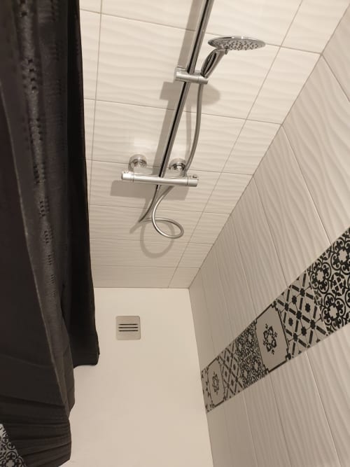 Salle de bain moderne avec douche effet pluie et pomme douchette détachable à la villa Villas-Majos en Corse