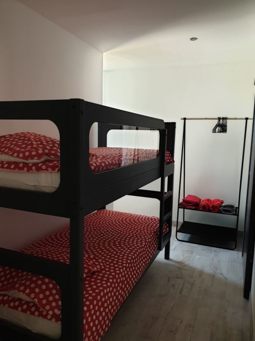 Lit superposé noir avec literie à pois rouges dans la chambre de la villa Villas-Majos, Sainte-Lucie de Porto-Vecchio