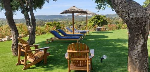 Jardin de villa de luxe avec transats en bois, belvédère couvert, et vues panoramiques sur la campagne aux Villas-Majos, Porto-Vecchio