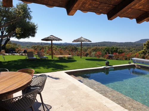 Villa de luxe avec piscine à Villas-Majos à Porto-Vecchio, vue sur mer, transats et parasols face à la Corse