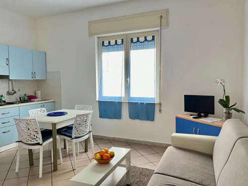 Luminoso monolocale a Tirrenia con cucina moderna, zona pranzo, accogliente soggiorno e TV - Apartment Tirreno